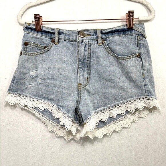 Free People Shorts Women 26 Blue Denim Laced Trim Crochet Light Wash Boho Beach - Picture 1 of 10